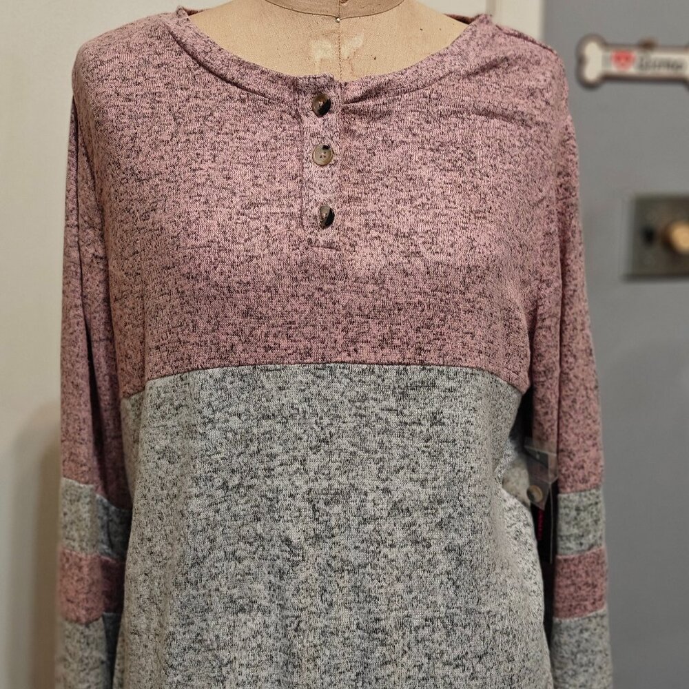 Woman's No Boundaries Pink and Gray Shirt. Size XXXL (21)